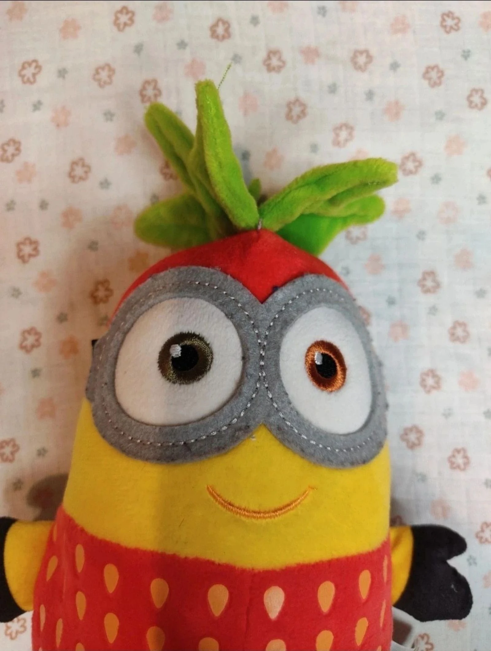 Peluche de disfraz de Minion fresa 🍓 - Muy buen estado – photo 3